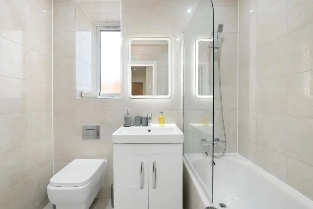 Oxford Rd 2 Bed Serviced Apartment 06 with Parking, Reading