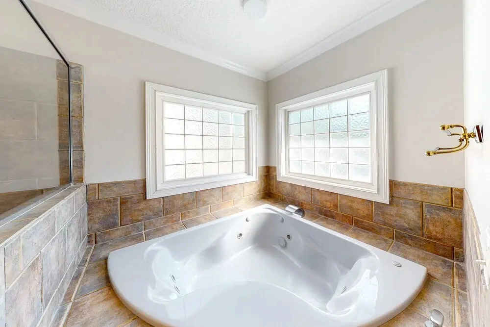 Beautiful Home With Modern Conveniences - Close to the Beach, Dogs Welcome