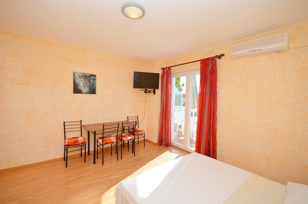 Apartment and Rooms Ivana