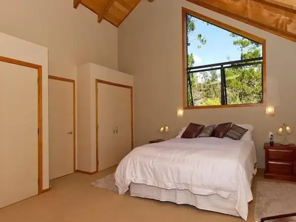 Treetop Oasis - Tairua Executive Holiday Home