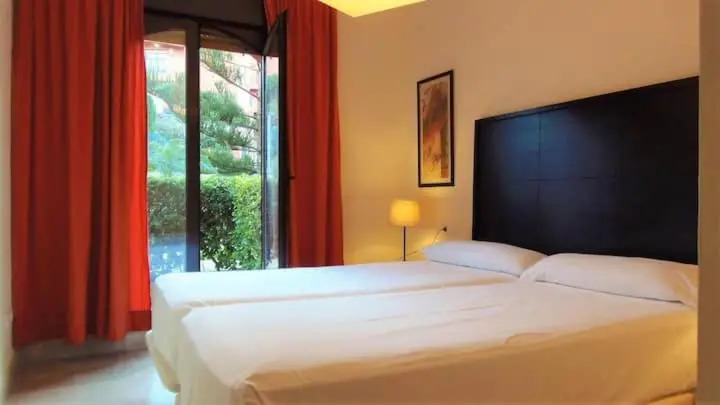 Apartamento espacioso muy tranquilo y con jardines cercano a la playa y con 06 piscinas