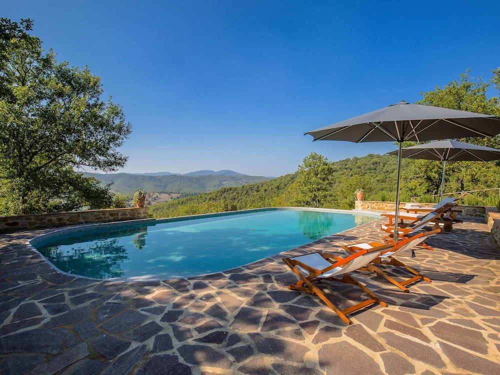 Splendid Villa in Preggio With Swimming Pool