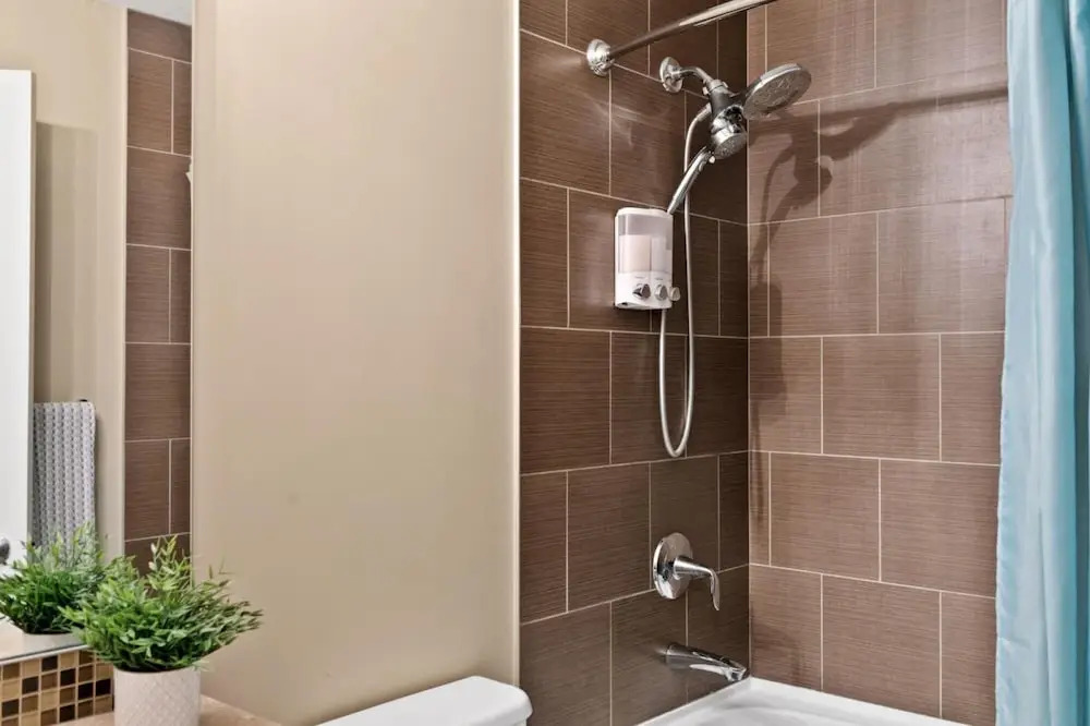 Modern DT Condo Balcony Parking Gym Hot Tub