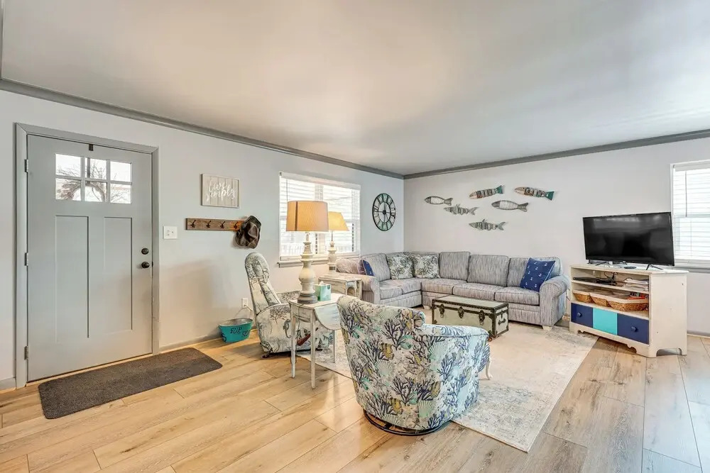 Play & Unwind, Oak Island Home < 2 Mi to Beach!