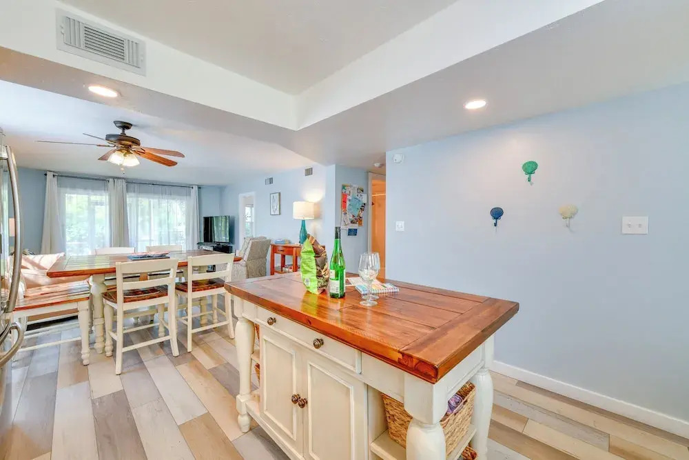 Tropical Sarasota Condo < 1 Mile to Beach!