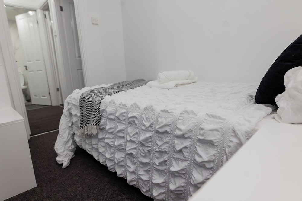 House - Sleeps 6 - Parking - Garden