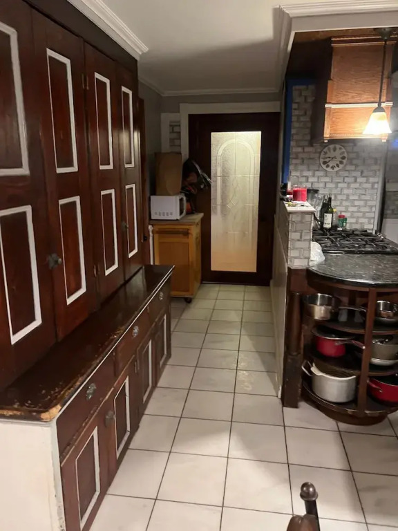 2 Br Victorian Apt 2800 sq ft 2 Floors With Full Kitchen 2 Baths and Laundry