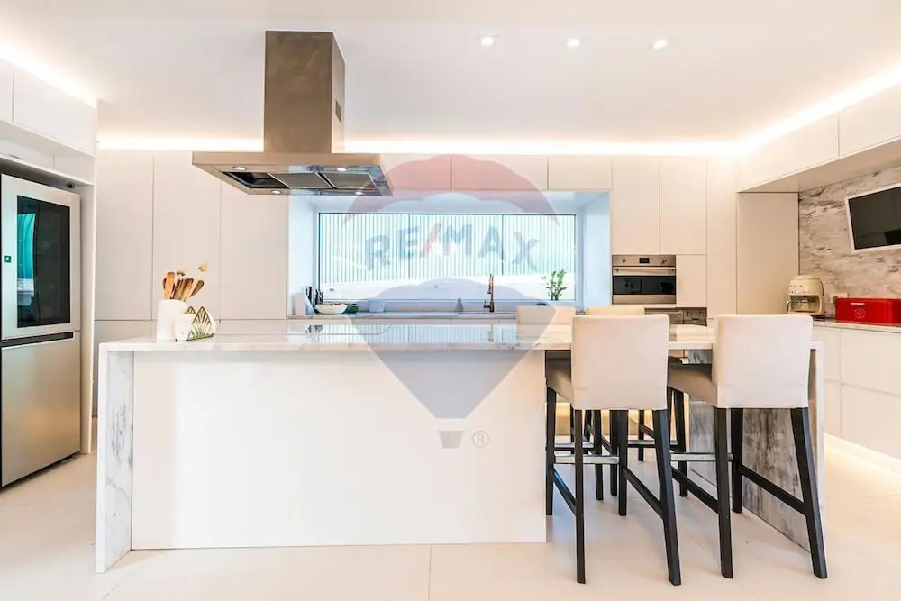 Modern 4-bed Villa 4K Beach 30k Lisbon