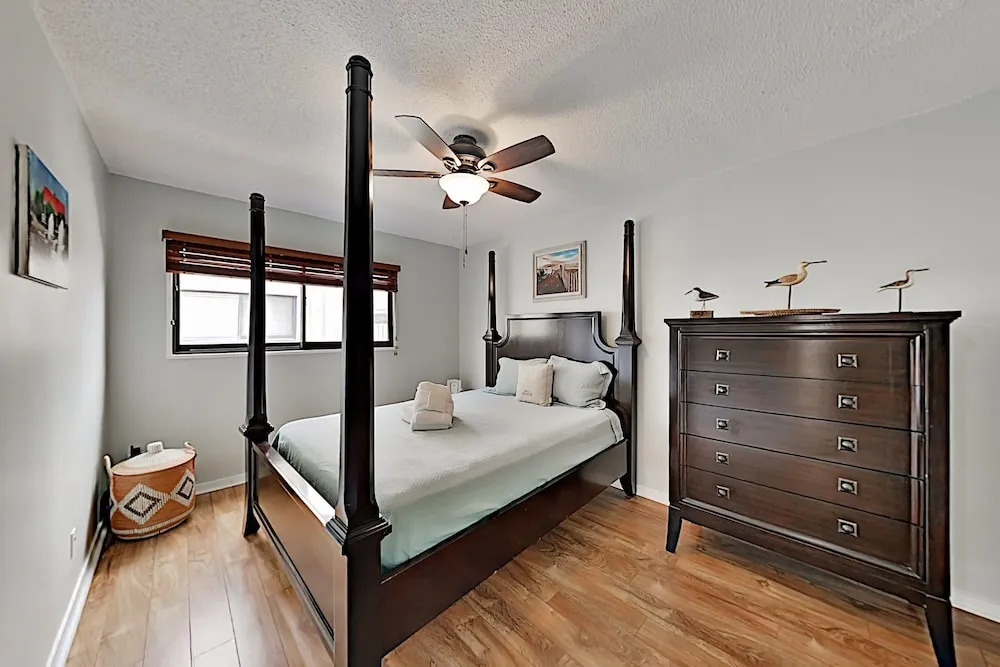 570queen 2 Bedroom Condo