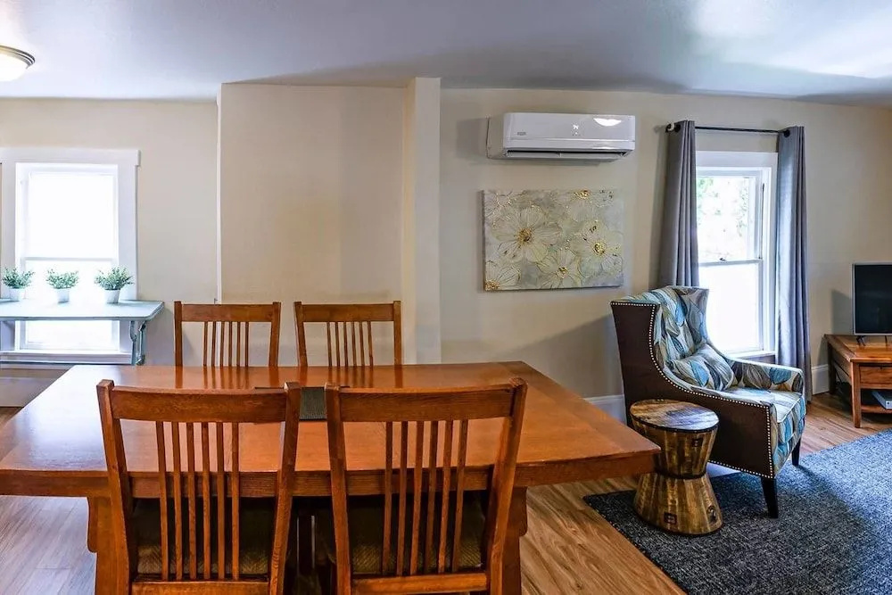 Pioneer House - North Suite