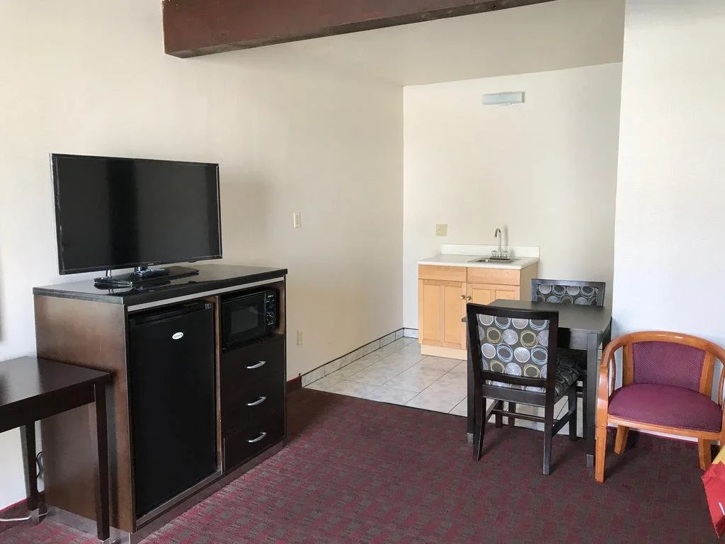 Manhattan Inn & Suites