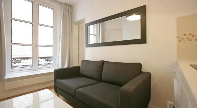 ApartEiffel