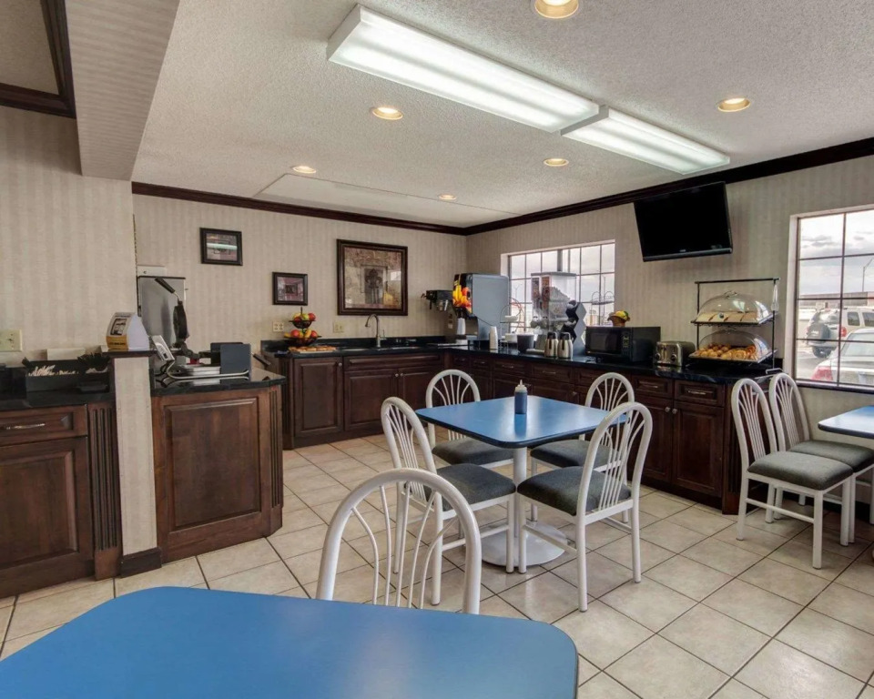 Econo Lodge Inn & Suites El Paso West