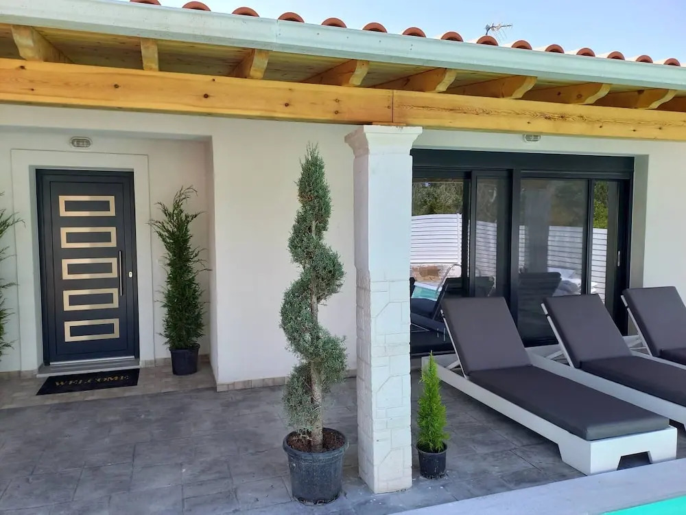 6 Bed Villa - Sleeps 15 - Pets - Pool - Jacuzzi