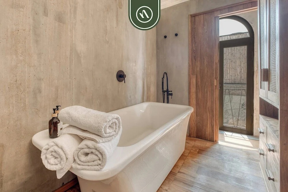 Luxury 1 BR Condo in Downtown - AC - Peaceful