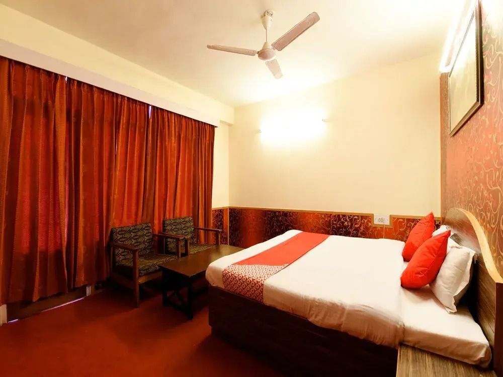 OYO 13586 Hotel Monarch