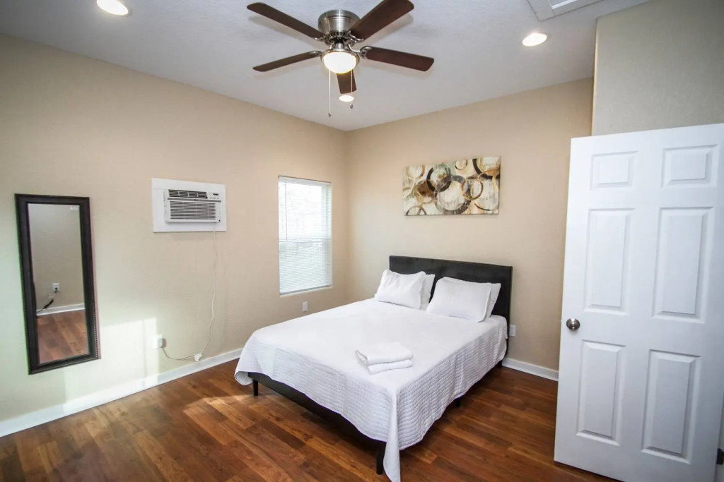 Douglas Way Remodeled House Near Downtown 1BA/1BA