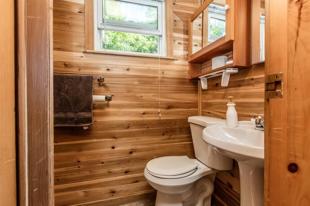 Magic on Little Go Home~3 bedroom cottage + guest cabin on 980 ft shore!