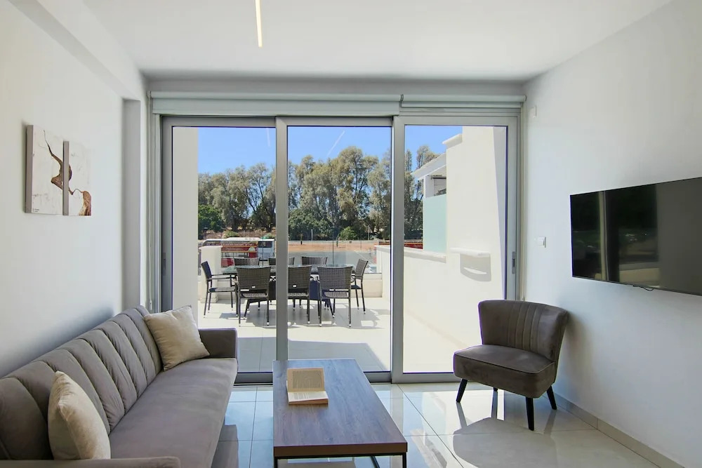 Phaedrus Living: Seaside Deluxe Flat Harbour 112