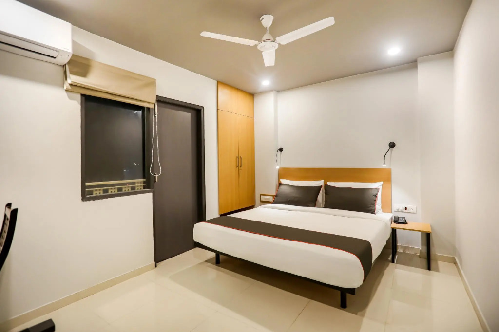Collection O 45795  Le Noida Hotel, Near Sector 76 Metro Station.