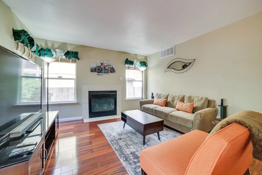 1 Mi to Downtown Reno: Spacious Home w/ Deck!