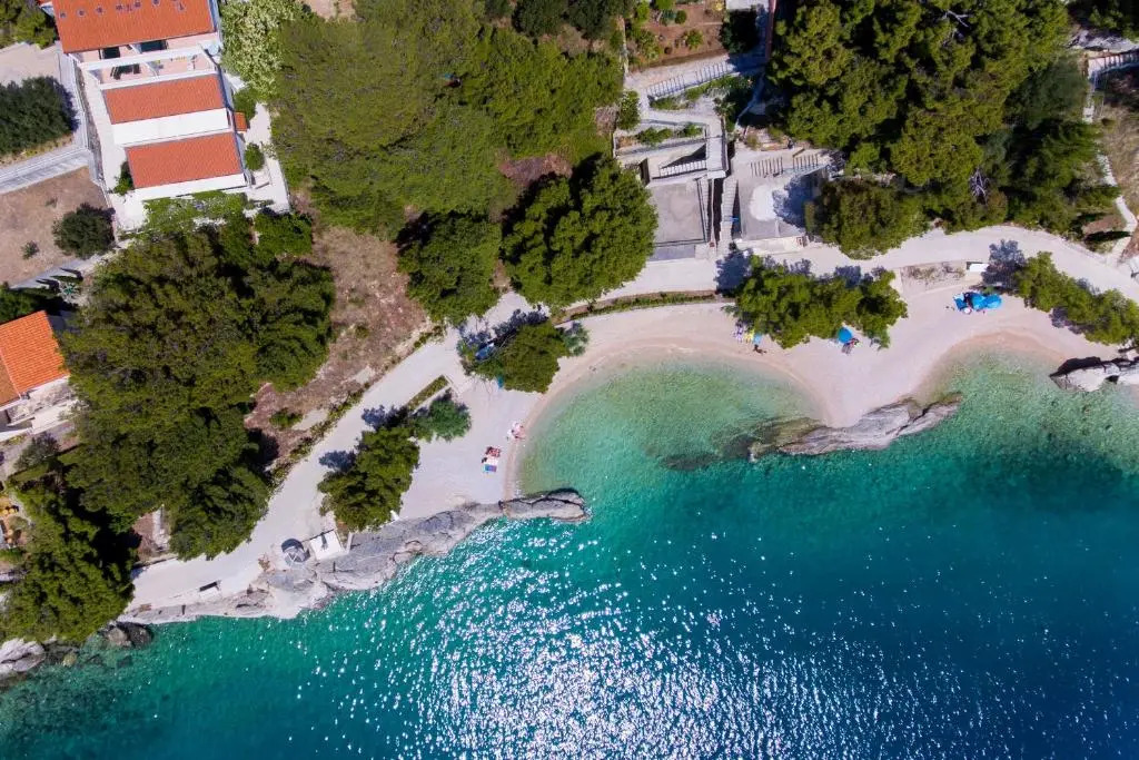 Apartments by the sea Brela, Makarska - 18814