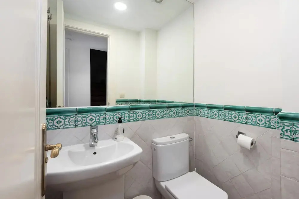 Stylish House, Patio, Pool, Mountains, Stunning White Village, sea 20 Mins Away