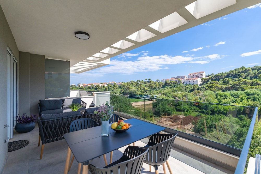 THE SIGNATURE SUITE by DuHomes