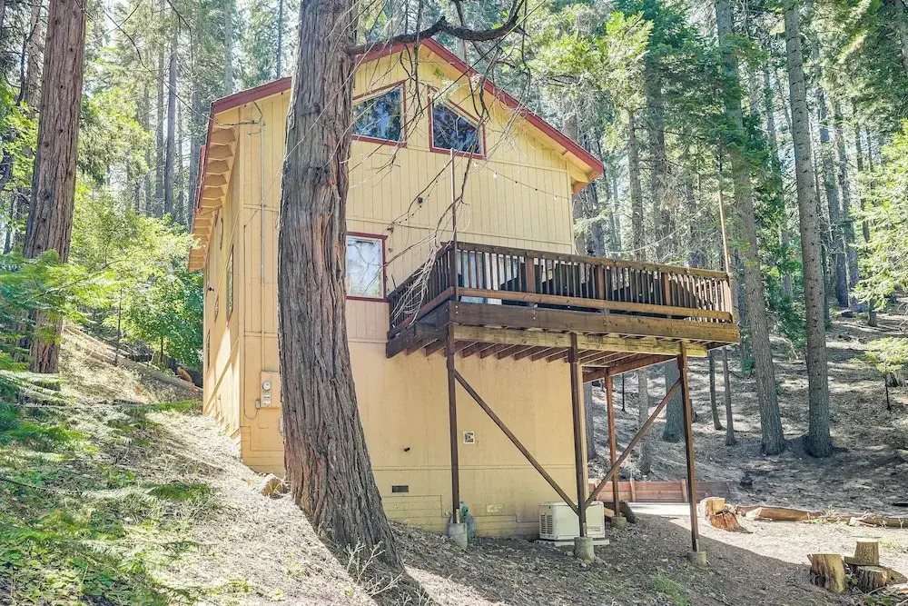 Hike, Swim, Golf: Family Retreat in Arnold!