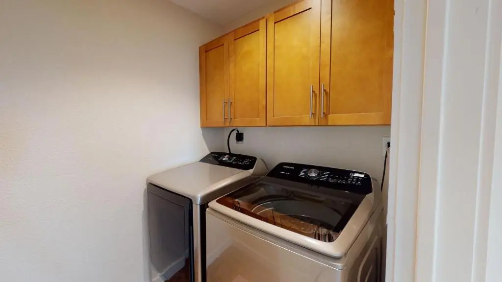 AH-G224 Remodeled Second Floor Condo, Shared Pool & Hot Tub, Near Marina