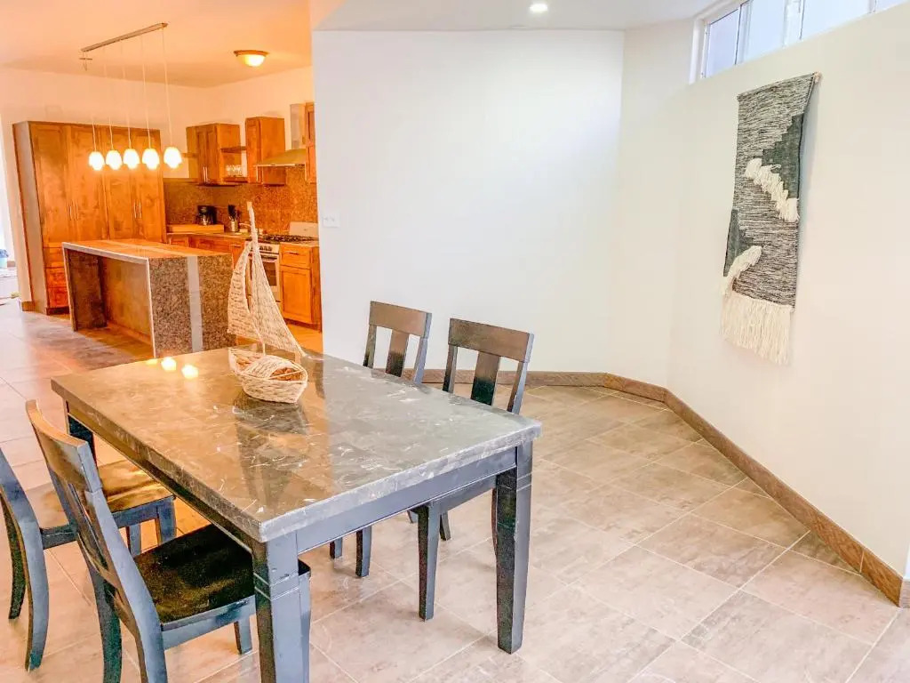 Beautiful 3 BDR 2,5 Bath- Steps from Beach w/PKG