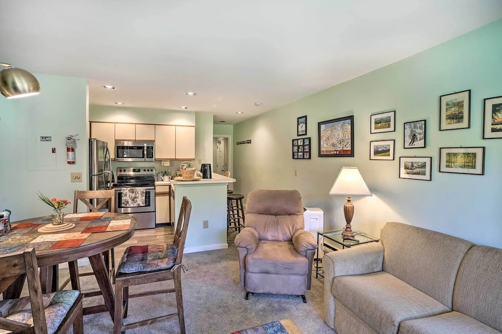 Comfortable Dover Apartment: Walk to Mt Snow!