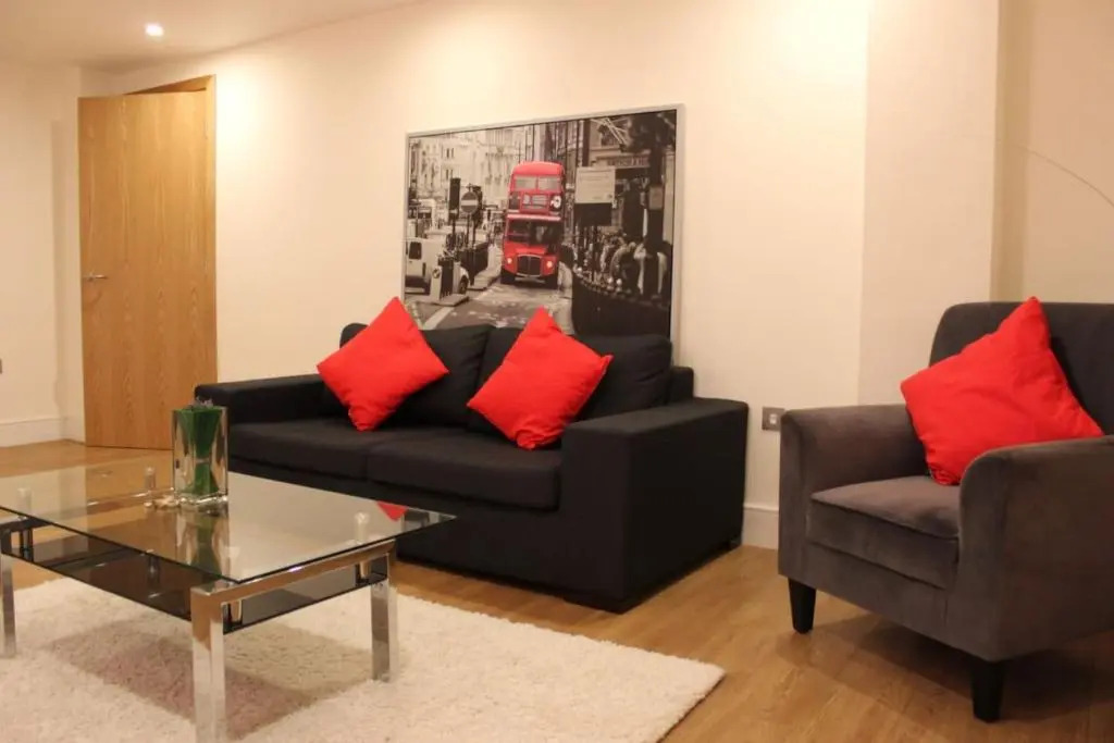 Stylish 3 Bed 2 Bath Apartment Hyde Park