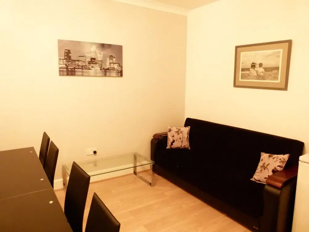 SS Property Hub – Apartment Close to Hyde Park