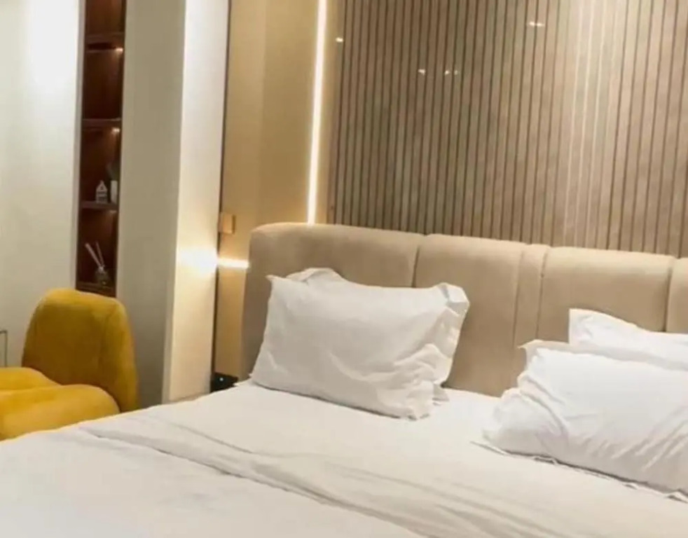 Sleeps 4 With Pool Access