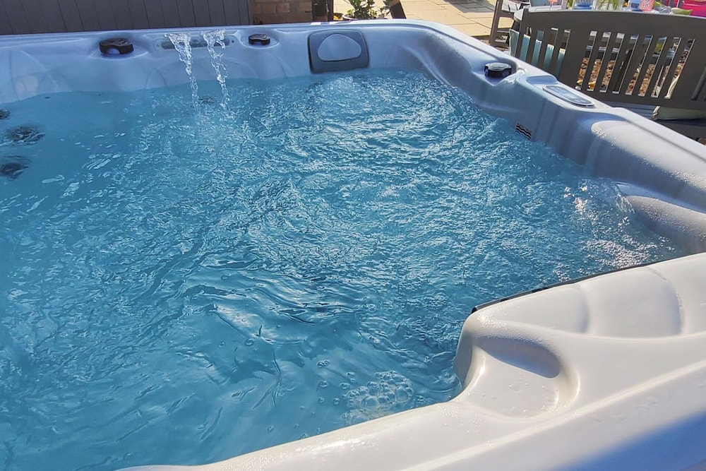 3 Bedroom Cottage - Hot Tub Garden Parking
