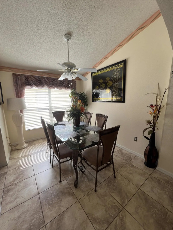 Luxury Lakeside Pool & Spa Home close to Disney, Kissimmee, US