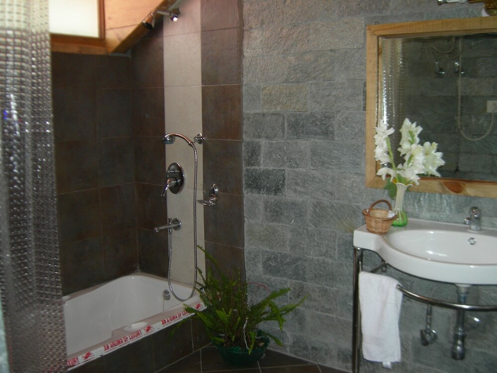 1 BR Cottage in Jhonger Sarsai, Manali, by GuestHouser (C52B)