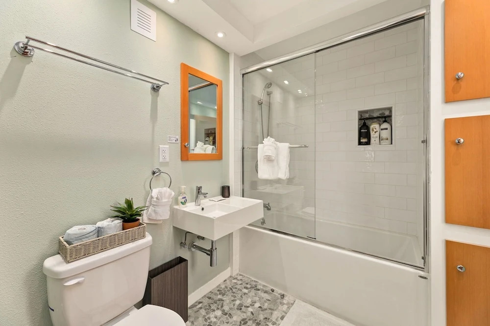Vibrant Downtown Bungalow – Walk Everywhere!