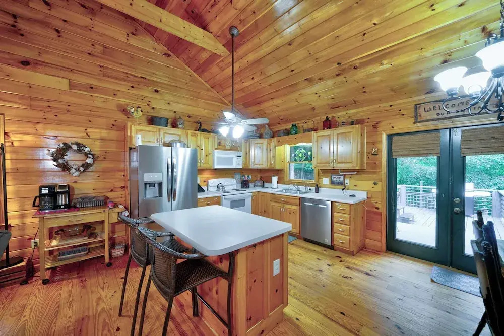 Mountain Community Home In Ellijay! Games, Private Hot Tub and Sunsets!