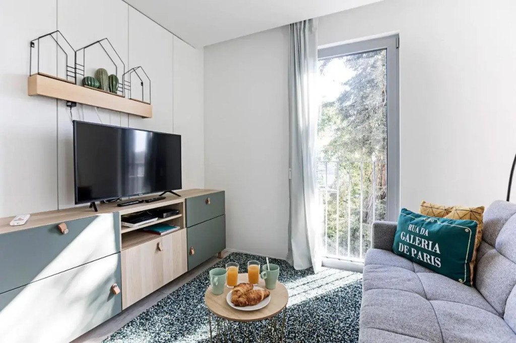 Stylish Flat W/ Gym & Parking by LovelyStay