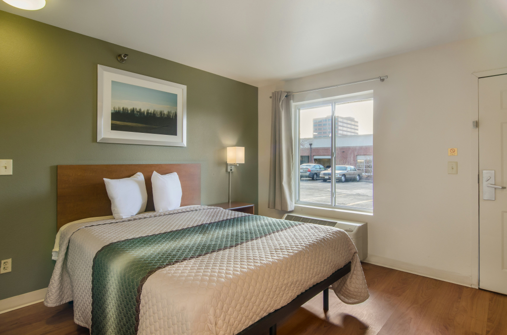 HomeTowne Studios by Red Roof Denver - Glendale/ Cherry Creek