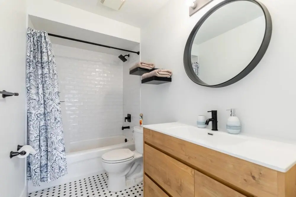 Unique Townhome Private HOT TUB Gym Sauna BBQ Playground Garage