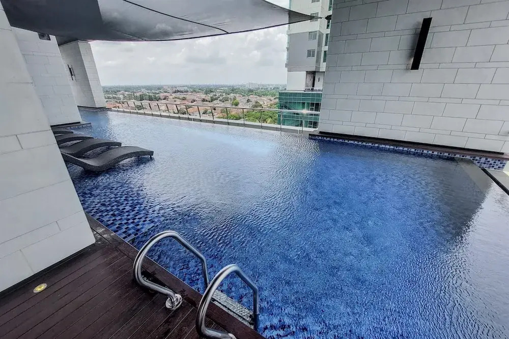 Spacious and Lavish 3BR at Hillcrest House Apartment By Travelio
