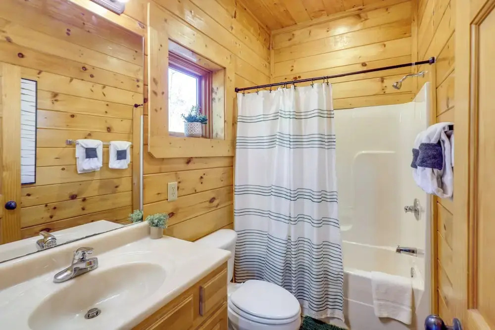 5 Mi to Dtwn: Cabin w/ Hot Tub in Pigeon Forge!