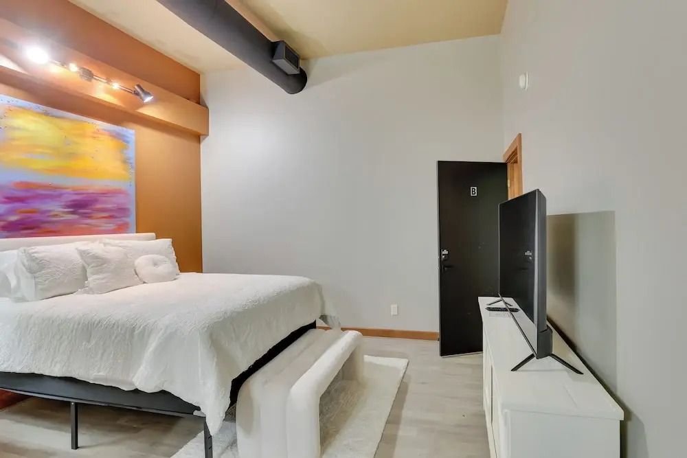 Ultimate Convenience: Historic Dtwn Marshall Apt!