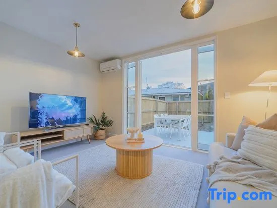 Modern City Retreat   3BR, 2BA