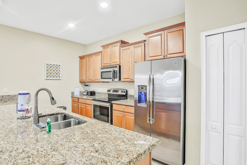 2-story Townhouse Near Disney W/private Heated Pool, Shared Clubhouse, Gym, AC