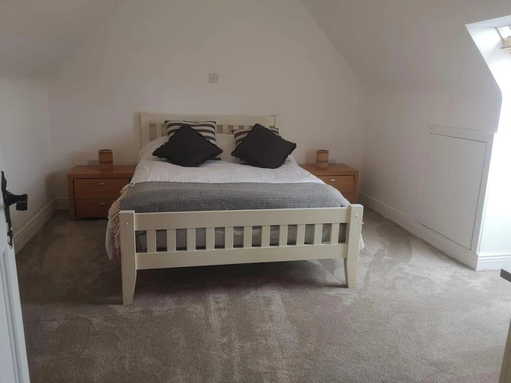 3 bed House With 2 Living Areas and 2 Bathrooms