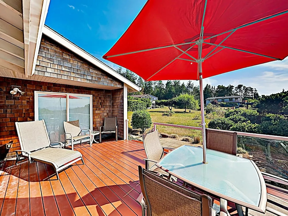 Stunning Coastal Getaway W/ Firepit, Walk To Beach 3 Bedroom Home
